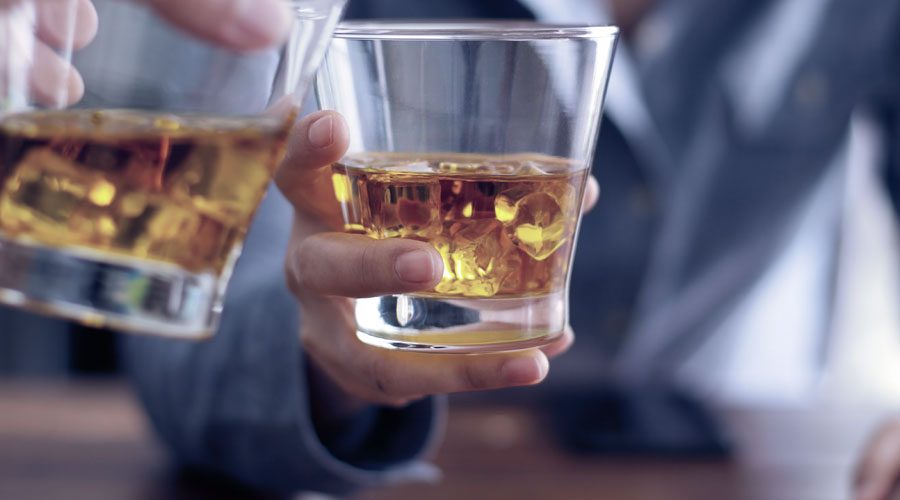 Misturar álcool e energético pode ser fatal. Entenda: