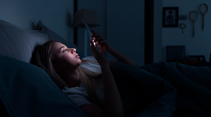 A insônia pode estar relacionada com a luz azul emitida por eletrônicos, como o celular.